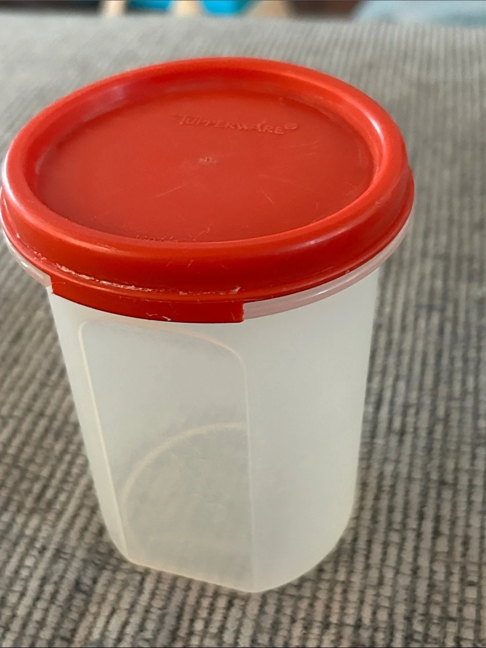 Tupperware round container 2 orangey lid 4” tall